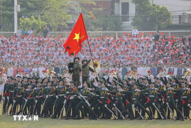 Hơn 12.000 người hợp luyện diễu binh, diễu hành trên đường phố Điện Biên Phủ- Ảnh 1.