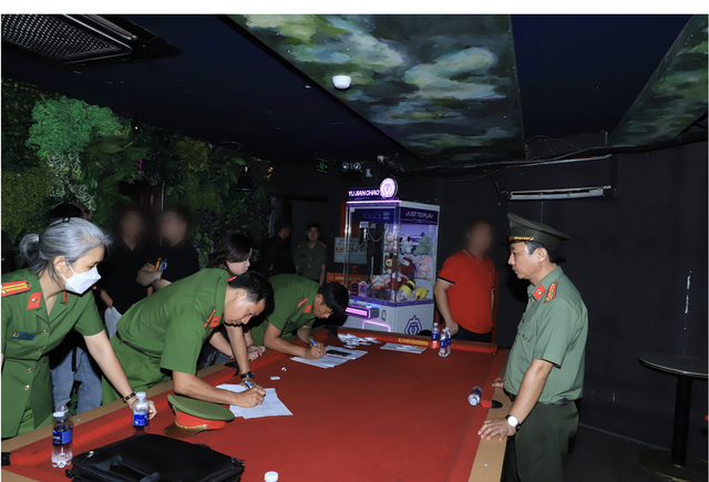Công an Đồng Nai kiểm tra  loạt quán bar, vũ trường, beer club “trá hình”- Ảnh 7.