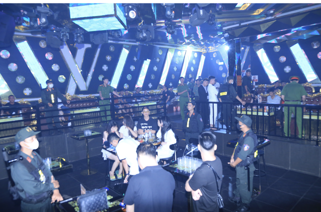 Công an Đồng Nai kiểm tra  loạt quán bar, vũ trường, beer club “trá hình”- Ảnh 1.