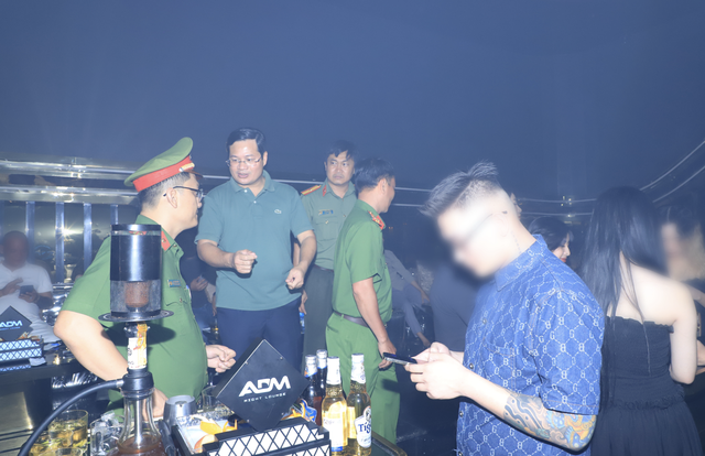 Công an Đồng Nai kiểm tra  loạt quán bar, vũ trường, beer club “trá hình”- Ảnh 2.