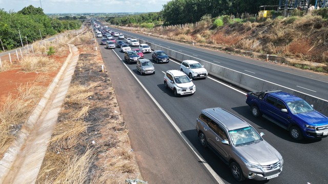 Xe nối đuôi nhau hàng km tại “nút thắt cổ chai” tuyến cao tốc Phan Thiết - Dầu Giây- Ảnh 5.