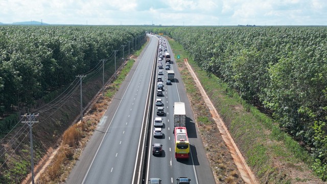 Xe nối đuôi nhau hàng km tại “nút thắt cổ chai” tuyến cao tốc Phan Thiết - Dầu Giây- Ảnh 7.