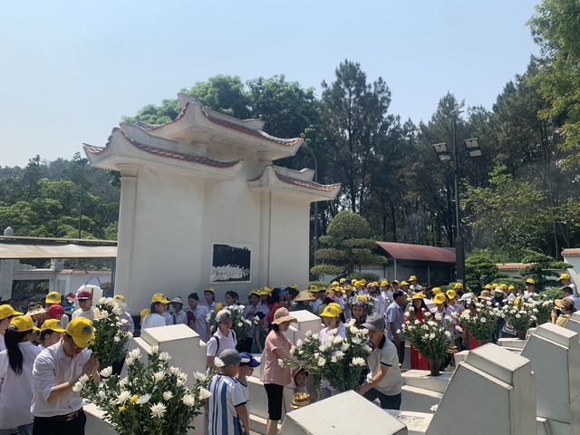 Hàng ngàn du khách vượt qua nắng nóng về ngã ba Đồng Lộc- Ảnh 5.