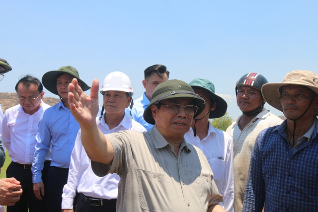 Thủ tướng xuống đồng trò chuyện cùng nông dân vùng hạn- Ảnh 2.