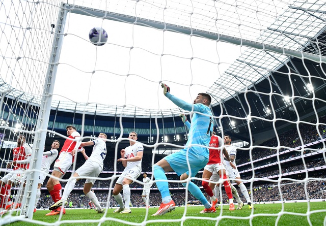 Arsenal thắng thót tim ở derby London, vững ngôi đầu Ngoại hạng Anh- Ảnh 2.