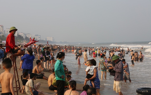 Biển Sầm Sơn "ken đặc" du khách tắm biển- Ảnh 11.
