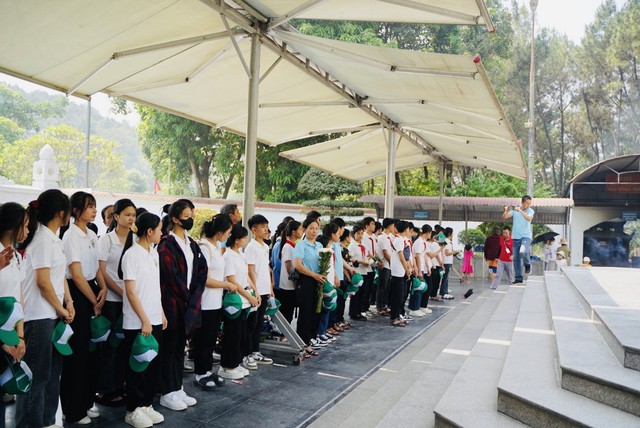 Hàng ngàn du khách vượt qua nắng nóng về ngã ba Đồng Lộc- Ảnh 3.
