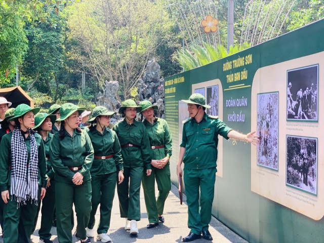 Hàng ngàn du khách vượt qua nắng nóng về ngã ba Đồng Lộc- Ảnh 7.