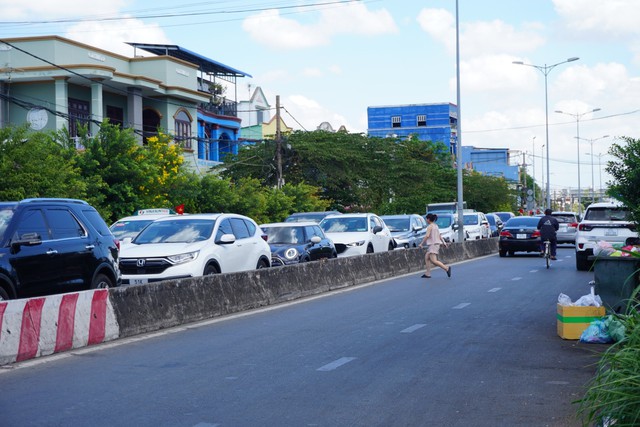 CSGT TP HCM lý giải tình trạng ô tô xếp hàng dài ở cửa ngõ phía Đông - Ảnh 2.