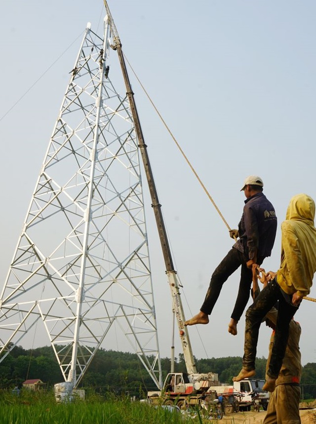 Công nhân "đội nắng" làm việc xuyên lễ trên công trường đường dây 500 kV- Ảnh 12.