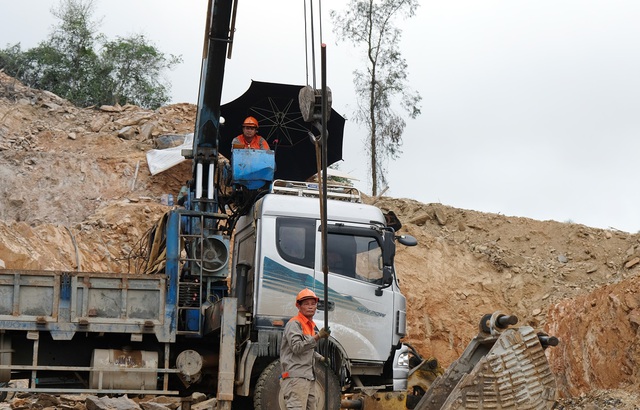 Công nhân "đội nắng" làm việc xuyên lễ trên công trường đường dây 500 kV- Ảnh 8.