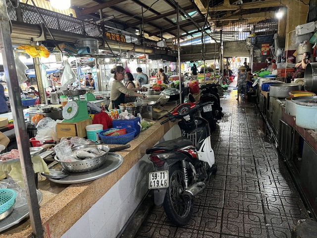 TP HCM: Dòng người đổ xô đến siêu thị, trung tâm thương mại “trốn nóng”- Ảnh 8.