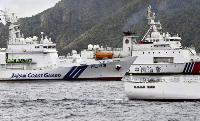 Các tàu của lực lượng bảo vệ bờ biển Nhật Bản và tàu hải cảnh Trung Quốc di chuyển sát nhau gần khu vực tranh chấp hôm 28-4. Ảnh: Kyodo