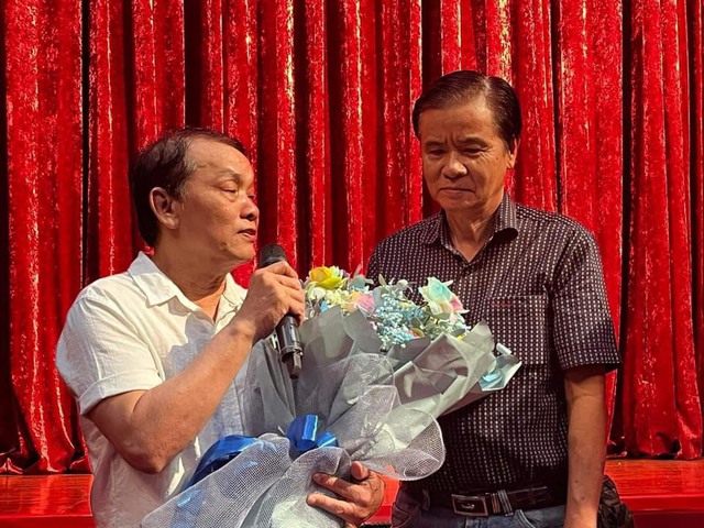 Soạn giả Hoàng Song Việt, NSƯT Võ Minh Lâm xúc động trước thành công của vở “Người ven đô”- Ảnh 1.