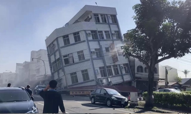 Động đất Đài Loan - Trung Quốc: Thêm trận thứ 2 sau 13 phút, nhiều tòa nhà đổ sập- Ảnh 2.