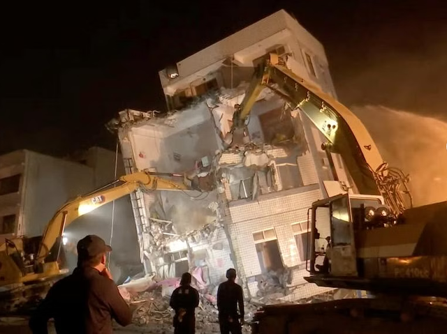 Tìm kiếm nạn nhân trận động đất ở Hoa Liên tối 3-4. Ảnh: Reuters