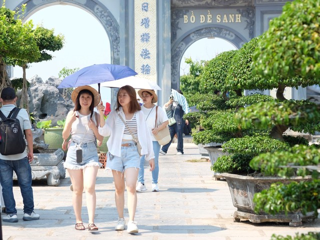 Đà Nẵng: Nhiều điểm du lịch nườm nượp khách- Ảnh 8.