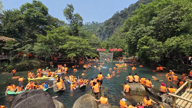 Nóng đỉnh điểm, 20.000 lượt du khách đổ xô đến Phong Nha để 