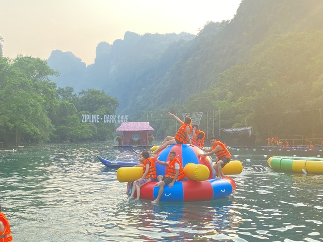 Nóng đỉnh điểm, 20.000 lượt du khách đổ xô đến Phong Nha để 