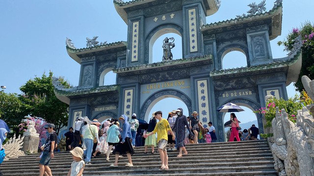 Đà Nẵng: Nhiều điểm du lịch nườm nượp khách- Ảnh 9.