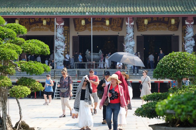 Đà Nẵng: Nhiều điểm du lịch nườm nượp khách- Ảnh 12.