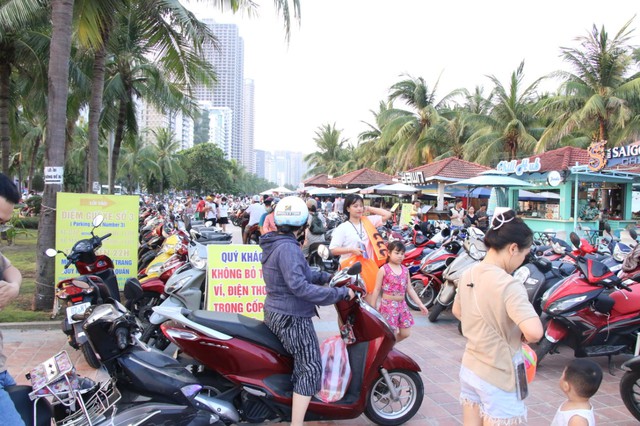 Đà Nẵng: Nhiều điểm du lịch nườm nượp khách- Ảnh 3.
