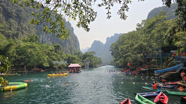 Nóng đỉnh điểm, 20.000 lượt du khách đổ xô đến Phong Nha để 