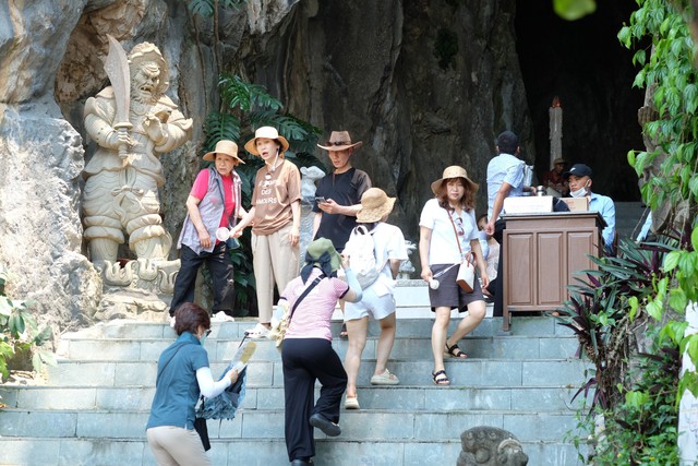 Đà Nẵng: Nhiều điểm du lịch nườm nượp khách- Ảnh 16.