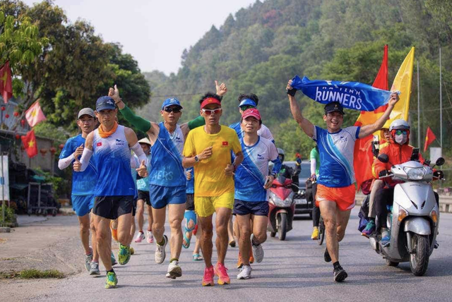 "Dị nhân" Nguyễn Văn Long và cuộc chạy bộ xuyên Việt 1.846 km- Ảnh 8.