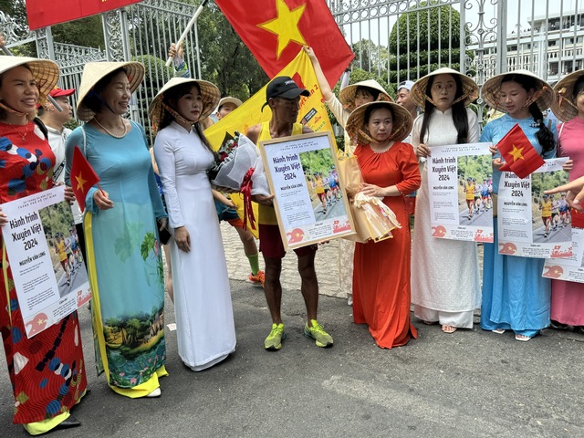 "Dị nhân" Nguyễn Văn Long và cuộc chạy bộ xuyên Việt 1.846 km- Ảnh 7.