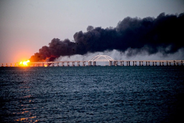 Cầu Crimea bốc cháy trong một vụ tấn công hồi tháng 10-2022. Ảnh: Anadolu