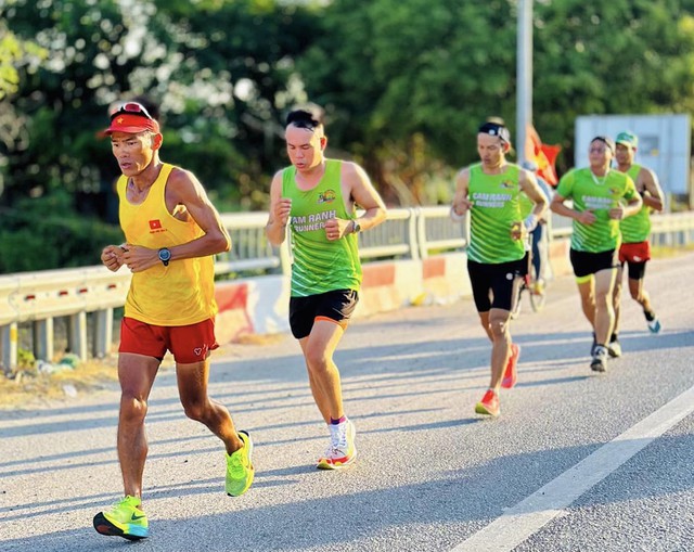 "Dị nhân" Nguyễn Văn Long và cuộc chạy bộ xuyên Việt 1.846 km- Ảnh 3.