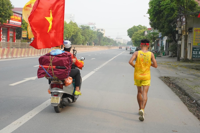 "Dị nhân" Nguyễn Văn Long và cuộc chạy bộ xuyên Việt 1.846 km- Ảnh 1.