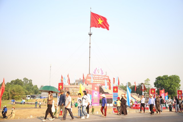 Xúc động Lễ Thượng cờ Thống nhất non sông ở đôi bờ Hiền Lương - Bến Hải- Ảnh 2.
