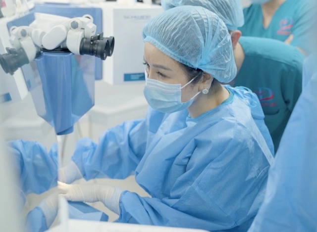 Việt Nam được chuyển giao phẫu thuật tật khúc xạ hiện đại nhất- Ảnh 1.