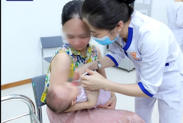 Trẻ được uống vắc-xin ngừa virus Rota miễn phí- Ảnh 1.