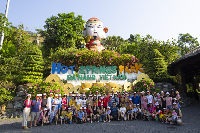 Du khách đổ về Khu du lịch Công viên suối khoáng nóng Núi Thần Tài giải nhiệt- Ảnh 1.