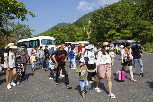 Du khách đổ về Khu du lịch Công viên suối khoáng nóng Núi Thần Tài giải nhiệt- Ảnh 2.