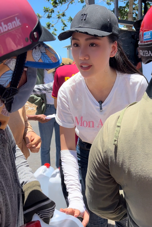Hoa hậu Bùi Quỳnh Hoa tặng nước cho bà con bị hạn mặn

- Ảnh 3.