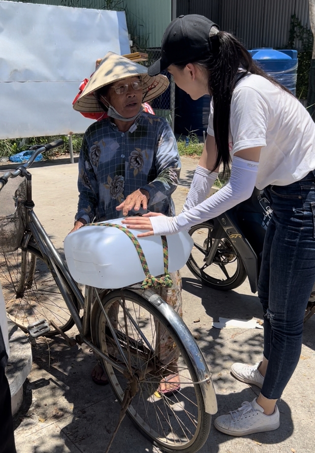 Hoa hậu Bùi Quỳnh Hoa tặng nước cho bà con bị hạn mặn

- Ảnh 4.