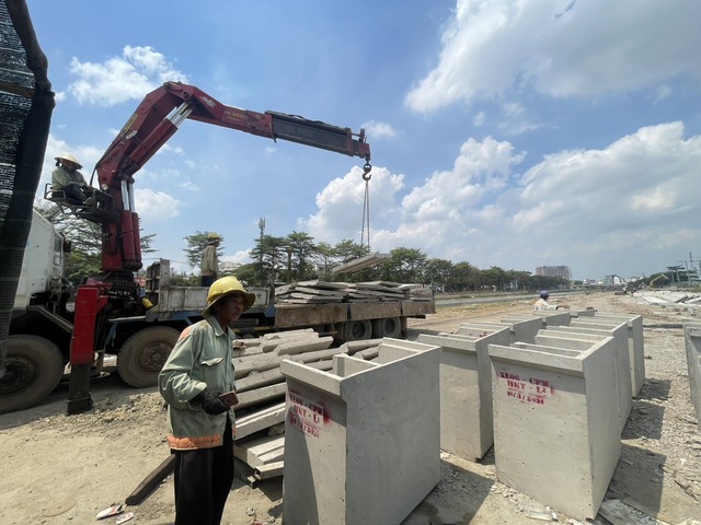 Công nhân, kỹ sư đội nắng làm xuyên lễ trên công trường- Ảnh 11. Công nhân, kỹ sư đội nắng làm xuyên lễ trên công trường- Ảnh 11.