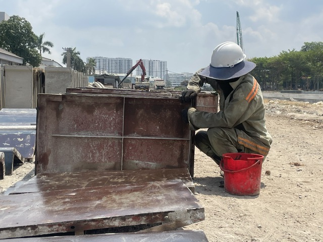 Công nhân, kỹ sư đội nắng làm xuyên lễ trên công trường- Ảnh 9. Công nhân, kỹ sư đội nắng làm xuyên lễ trên công trường- Ảnh 9.