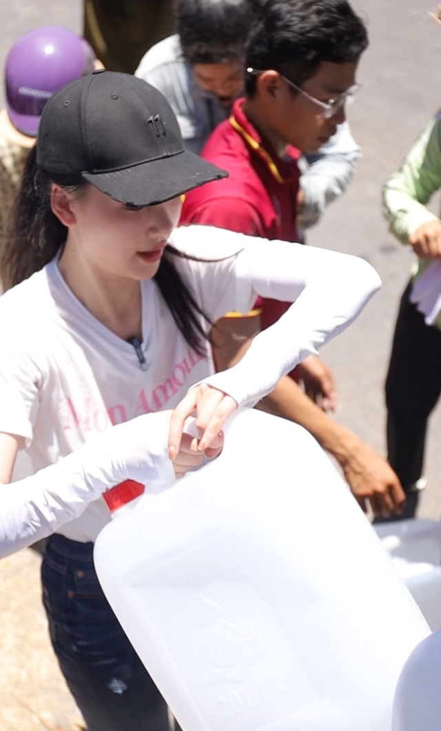 Hoa hậu Bùi Quỳnh Hoa tặng nước cho bà con bị hạn mặn

- Ảnh 5.