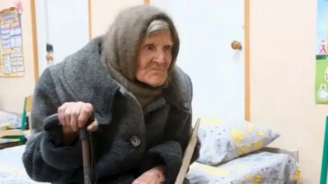 Bà Lidiya Stepanivna, 98 tuổi, kể rằng đã bị ngã nhiều lần khi sơ tán. Ảnh: Cảnh sát quốc gia Ukraine