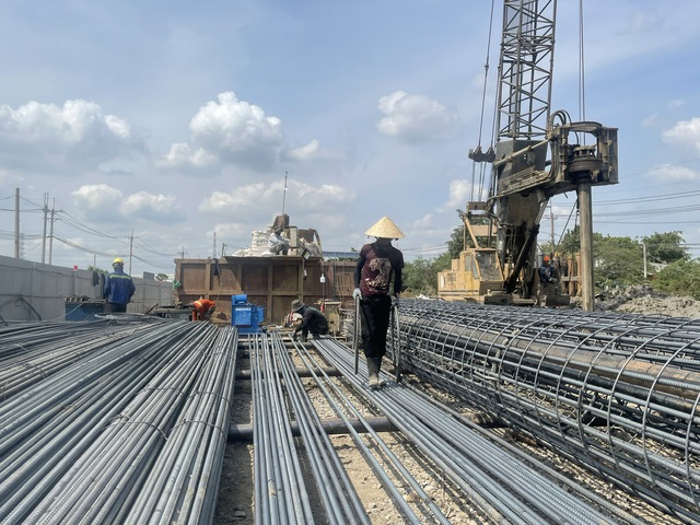 Công nhân, kỹ sư đội nắng làm xuyên lễ trên công trường- Ảnh 1. Công nhân, kỹ sư đội nắng làm xuyên lễ trên công trường- Ảnh 1.