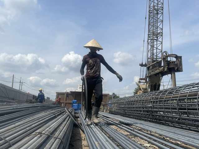 Công nhân, kỹ sư đội nắng làm xuyên lễ trên công trường- Ảnh 5. Công nhân, kỹ sư đội nắng làm xuyên lễ trên công trường- Ảnh 5.