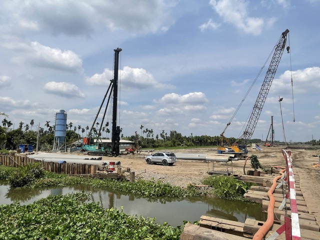 Công nhân, kỹ sư đội nắng làm xuyên lễ trên công trường- Ảnh 4. Công nhân, kỹ sư đội nắng làm xuyên lễ trên công trường- Ảnh 4.