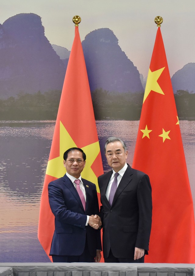 Bộ trưởng Ngoại giao Trung Quốc Vương Nghị đón tiếp Bộ trưởng Bộ Ngoại giao Bùi Thanh Sơn Ảnh: TTXVN