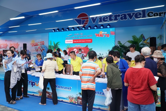 TP HCM: Từ sáng đến trưa 4-4, ngàn người đua nhau săn tour giảm giá - Ảnh 2.