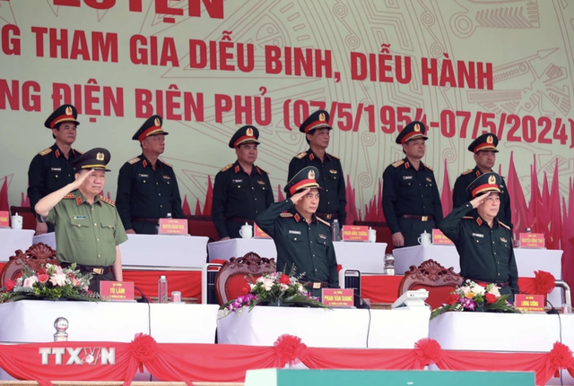 Hai Đại tướng Phan Văn Giang, Tô Lâm kiểm tra hợp luyện diễu binh kỷ niệm Chiến thắng Điện Biên Phủ- Ảnh 1.